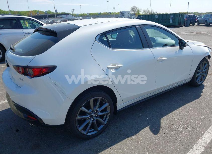 Photo 4 of 2021 Mazda Mazda3 HATCHBACK SELECT (VIN JM1BPBKL4M1313527)