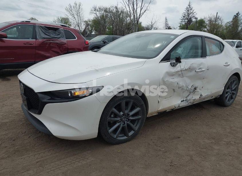 Photo 2 of 2021 Mazda Mazda3 HATCHBACK SELECT (VIN JM1BPBKL5M1339375)