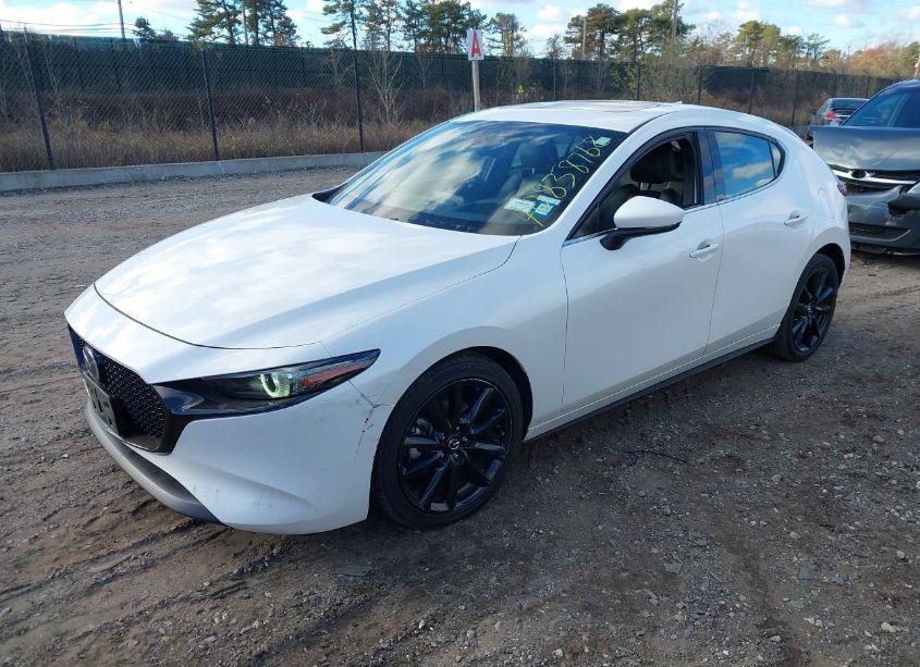 Photo 2 of 2021 Mazda Mazda3 PREMIUM (VIN JM1BPBML1M1315619)