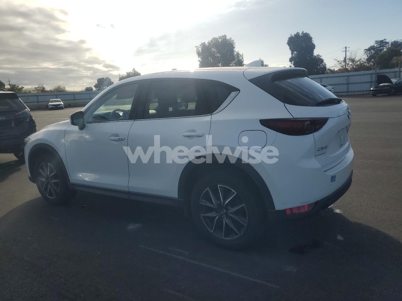 Photo 2 of 2017 MAZDA CX-5 GRAND TOURING (VIN JM3KFADL8H0109133)