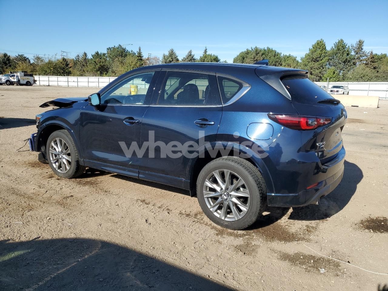 Photo 2 of 2024 MAZDA CX-5 PREMIUM (VIN JM3KFBDL9R0529684)