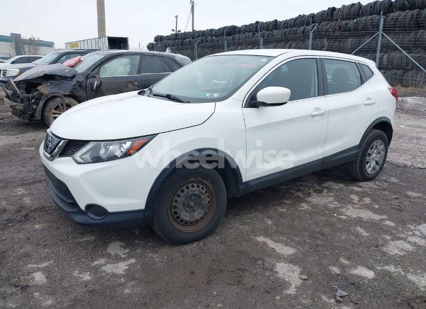 Photo 2 of 2018 Nissan Rogue SPORT S (VIN JN1BJ1CP2JW156899)
