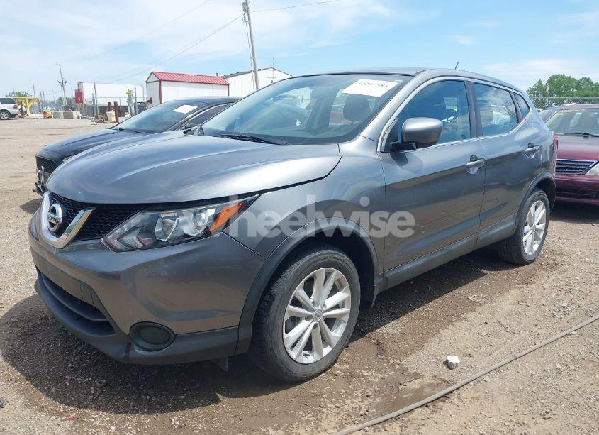 Photo 2 of 2017 Nissan Rogue SPORT S (VIN JN1BJ1CP3HW015236)