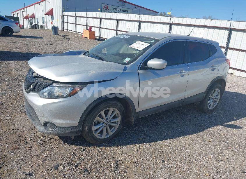 Photo 2 of 2019 Nissan Rogue SPORT S (VIN JN1BJ1CP3KW528140)