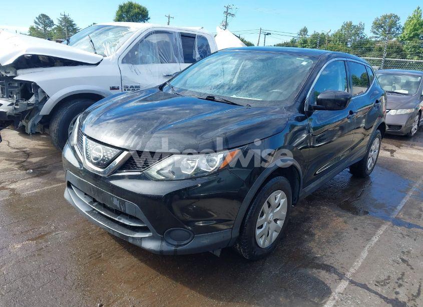 Photo 2 of 2018 Nissan Rogue SPORT S (VIN JN1BJ1CP4JW155527)
