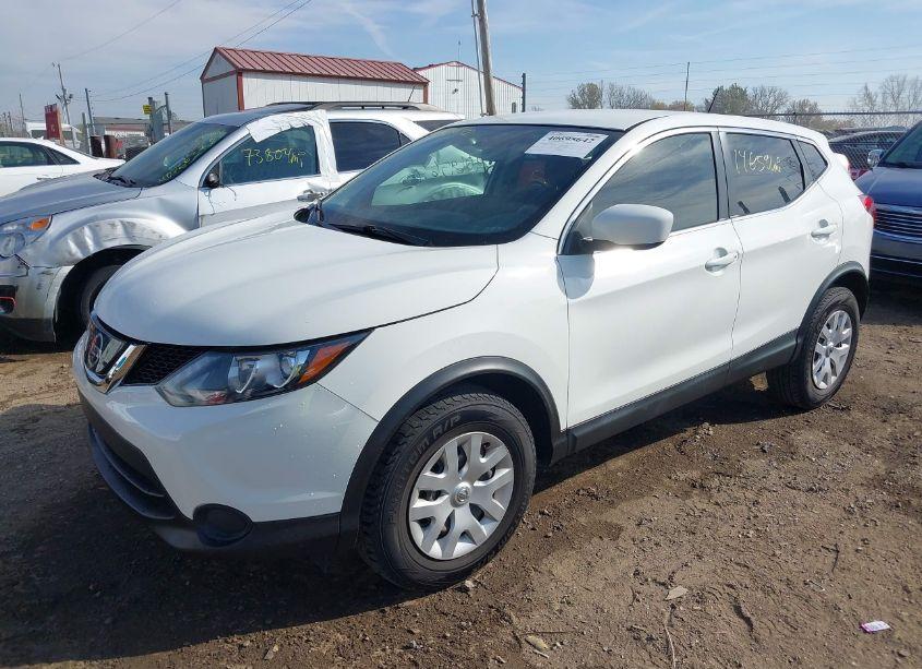 Photo 2 of 2018 Nissan Rogue SPORT S (VIN JN1BJ1CP5JW165466)