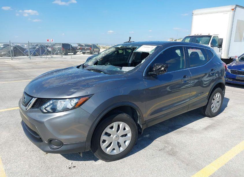 Photo 2 of 2019 Nissan Rogue SPORT S (VIN JN1BJ1CP5KW213517)
