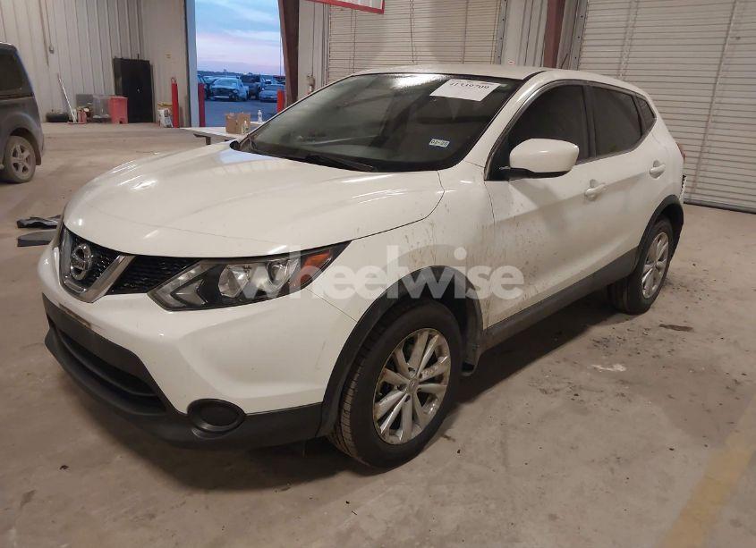 Photo 2 of 2017 Nissan Rogue SPORT S (VIN JN1BJ1CP6HW010757)
