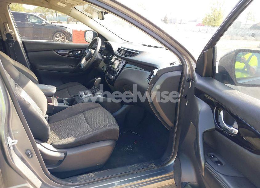 Photo 5 of 2017 Nissan Rogue SPORT SV (VIN JN1BJ1CPXHW031997)