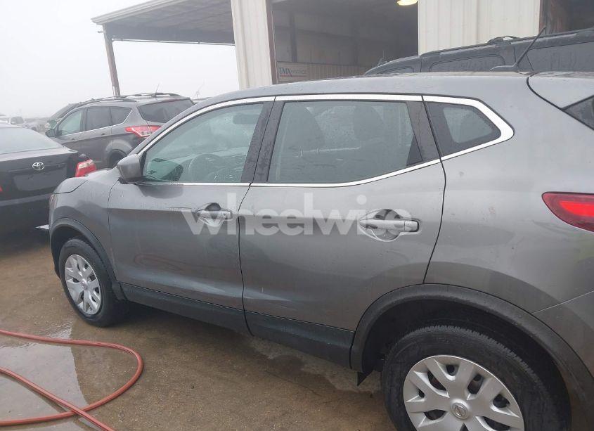 Photo 14 of 2018 Nissan Rogue SPORT S (VIN JN1BJ1CPXJW157251)