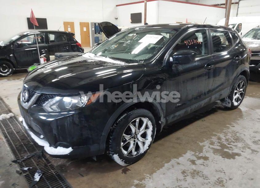 Photo 2 of 2018 Nissan Rogue SPORT S (VIN JN1BJ1CR0JW208354)