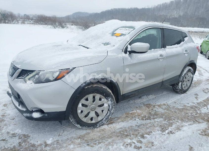 Photo 2 of 2019 Nissan Rogue SPORT S (VIN JN1BJ1CR0KW316782)