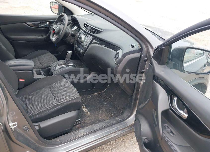 Photo 5 of 2017 Nissan Rogue SPORT SV (VIN JN1BJ1CR1HW135523)