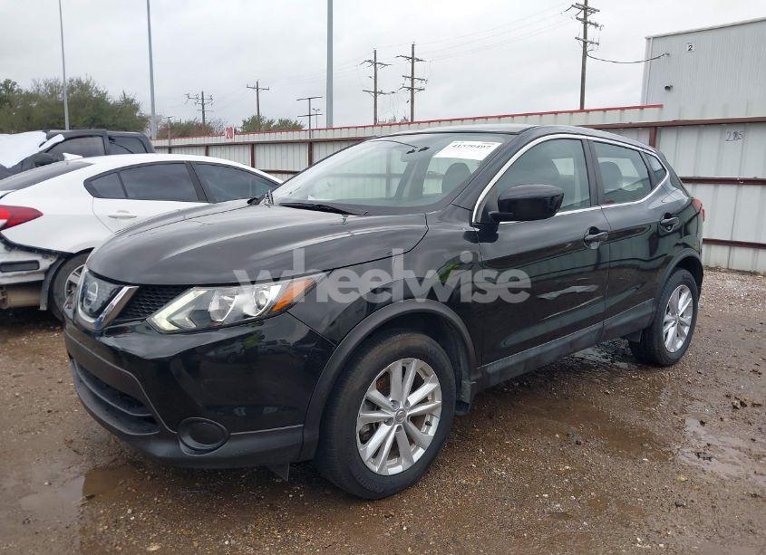 Photo 2 of 2018 Nissan Rogue SPORT S (VIN JN1BJ1CR1JW252752)