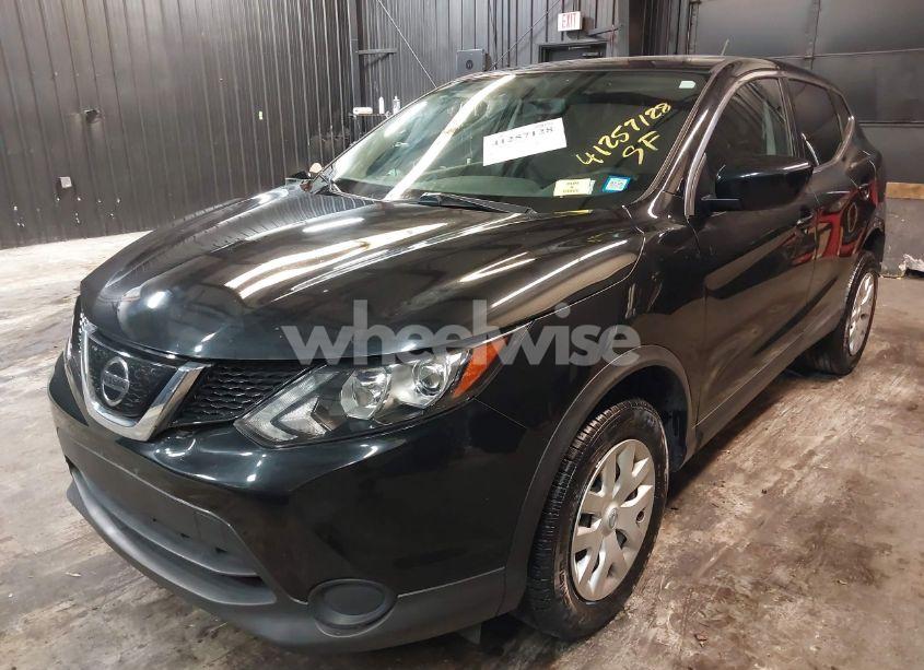 Photo 2 of 2019 Nissan Rogue SPORT S (VIN JN1BJ1CR1KW325569)