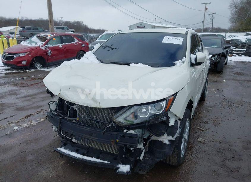 Photo 2 of 2017 Nissan Rogue SPORT S (VIN JN1BJ1CR4HW102872)