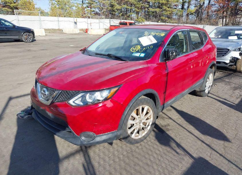 Photo 2 of 2018 Nissan Rogue SPORT S (VIN JN1BJ1CR6JW203188)