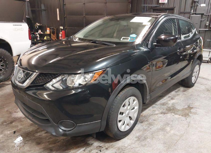 Photo 2 of 2018 Nissan Rogue SPORT S (VIN JN1BJ1CR6JW287738)
