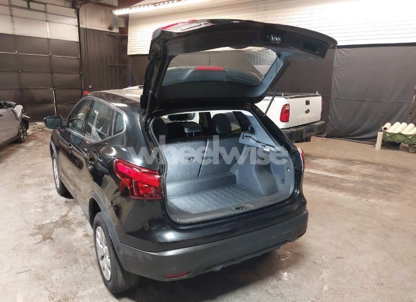 Photo 3 of 2018 Nissan Rogue SPORT S (VIN JN1BJ1CR6JW287738)