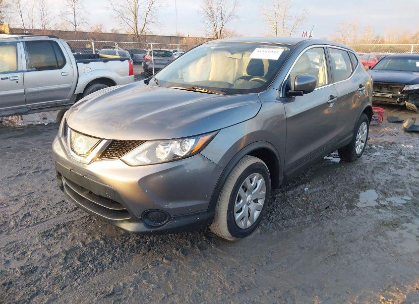 Photo 2 of 2019 Nissan Rogue SPORT S (VIN JN1BJ1CR6KW317421)