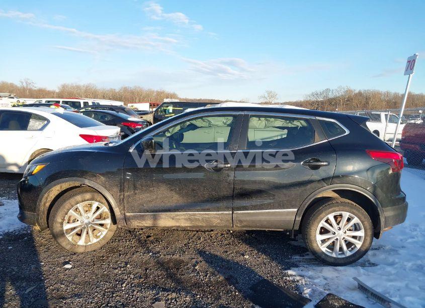 Photo 13 of 2017 Nissan Rogue SPORT S (VIN JN1BJ1CR7HW130083)