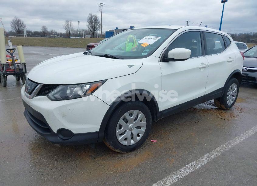 Photo 2 of 2018 Nissan Rogue SPORT S (VIN JN1BJ1CR7JW257132)