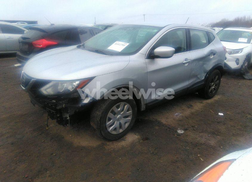 Photo 2 of 2019 Nissan Rogue SPORT S (VIN JN1BJ1CR7KW311577)