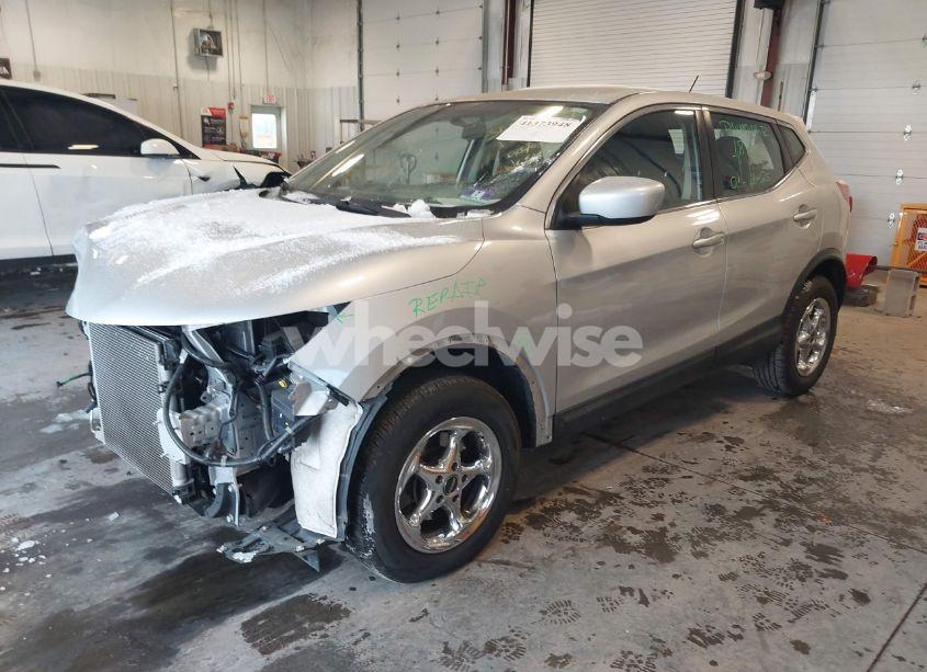 Photo 2 of 2019 Nissan Rogue SPORT S (VIN JN1BJ1CR7KW623284)