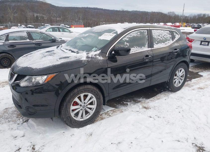 Photo 2 of 2019 Nissan Rogue SPORT S (VIN JN1BJ1CR9KW336626)