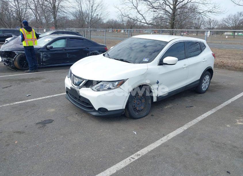 Photo 2 of 2019 Nissan Rogue SPORT S (VIN JN1BJ1CR9KW338201)
