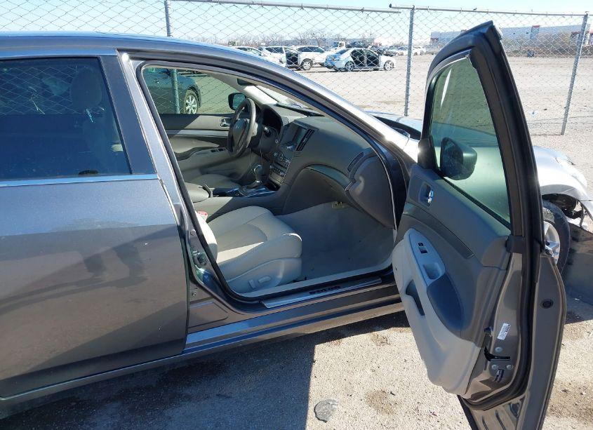 Photo 5 of 2015 Infiniti Q40 N/A (VIN JN1CV6AP3FM503698)