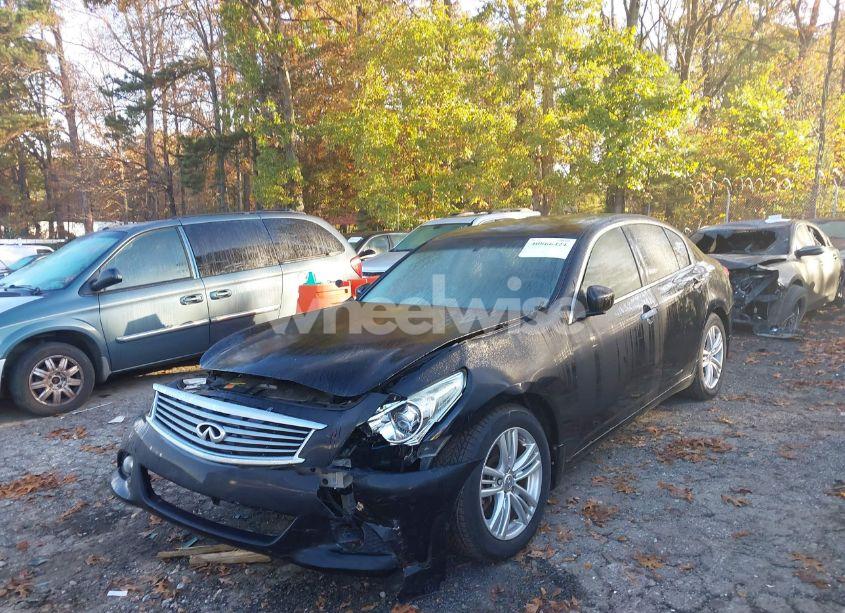 Photo 2 of 2015 Infiniti Q40 N/A (VIN JN1CV6AP9FM501308)