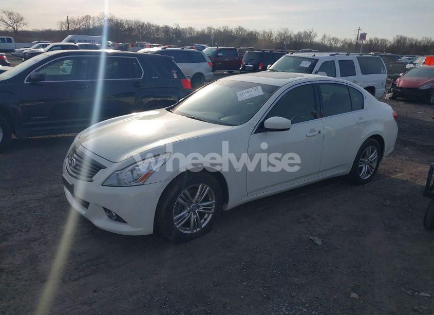 Photo 2 of 2015 Infiniti Q40 N/A (VIN JN1CV6AR2FM524365)