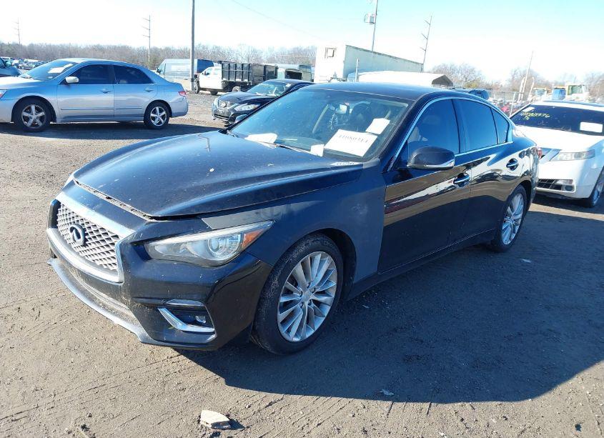 Photo 2 of 2018 Infiniti Q50 3.0T LUXE (VIN JN1EV7AR1JM430503)