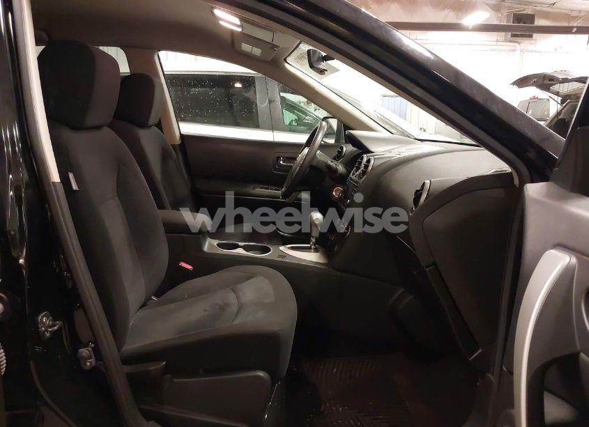 Photo 5 of 2013 Nissan Rogue S (VIN JN8AS5MV2DW143668)