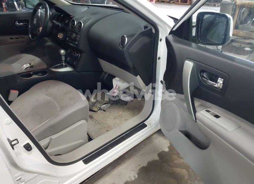 Photo 5 of 2013 Nissan Rogue S (VIN JN8AS5MV3DW147048)