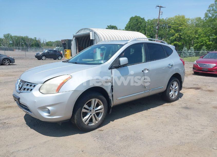 Photo 2 of 2013 Nissan Rogue SV (VIN JN8AS5MV6DW124525)