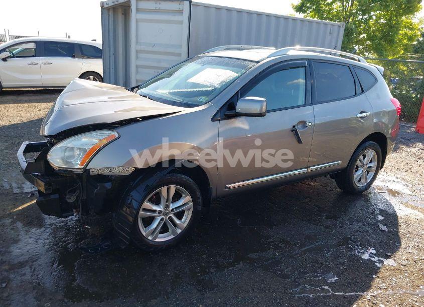 Photo 2 of 2013 Nissan Rogue SV (VIN JN8AS5MV7DW124873)
