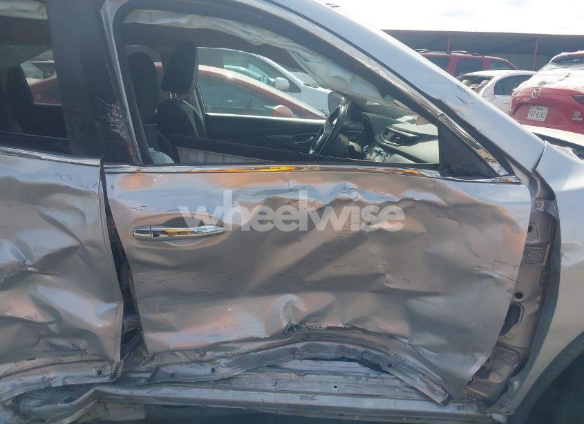 Photo 5 of 2017 Nissan Rogue SV (VIN JN8AT2MT2HW386588)