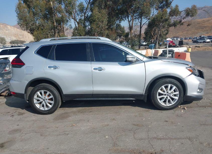 Photo 13 of 2018 Nissan Rogue SV (VIN JN8AT2MT2JW453860)