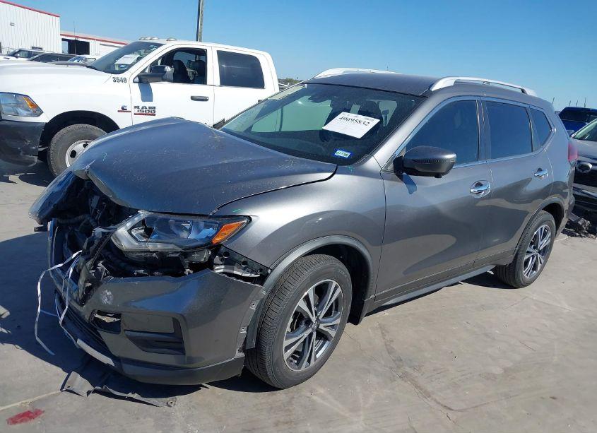 Photo 2 of 2019 Nissan Rogue SV (VIN JN8AT2MT2KW256673)