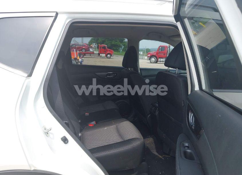 Photo 8 of 2019 Nissan Rogue SV (VIN JN8AT2MT2KW261808)