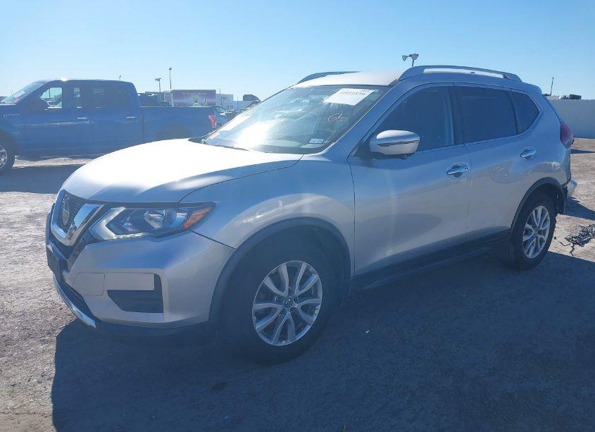 Photo 2 of 2018 Nissan Rogue SV (VIN JN8AT2MT4JW469753)