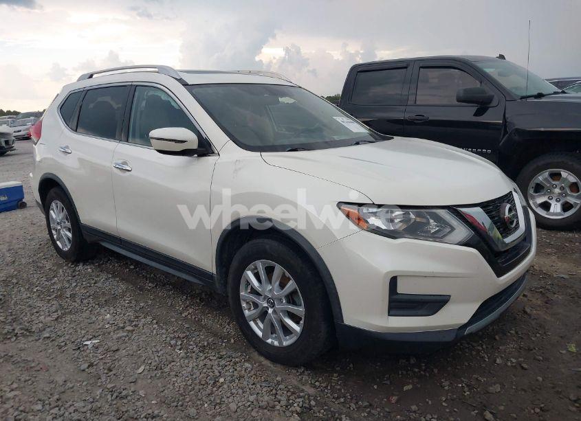2017 Nissan Rogue SV (VIN JN8AT2MT5HW147083) main photo