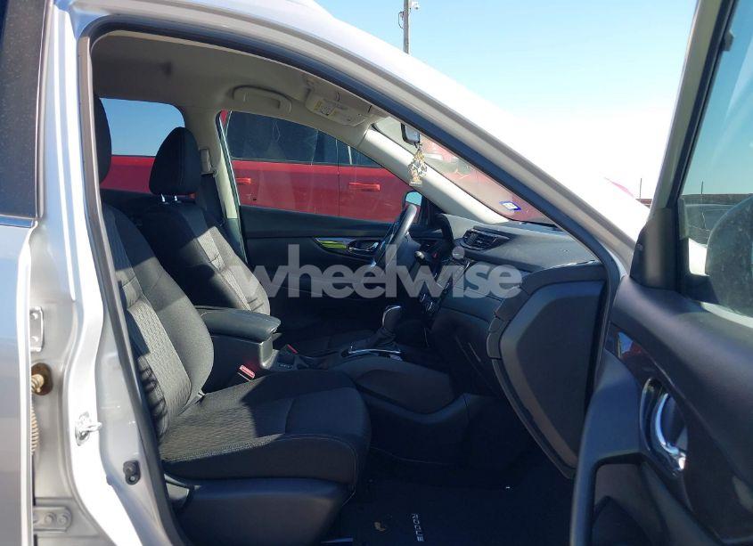 Photo 5 of 2018 Nissan Rogue SV (VIN JN8AT2MT6JW489101)