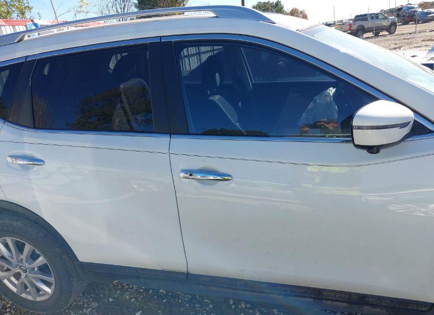 Photo 13 of 2017 Nissan Rogue SV (VIN JN8AT2MT9HW143652)