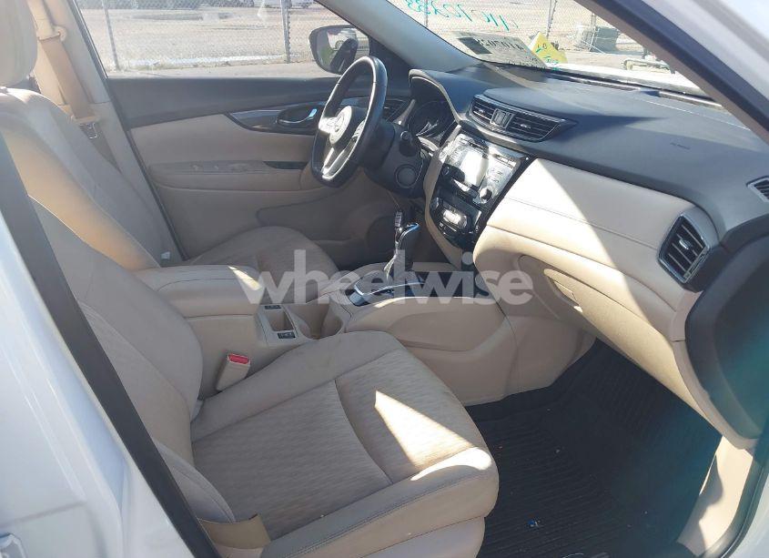 Photo 5 of 2017 Nissan Rogue SV (VIN JN8AT2MTXHW147712)