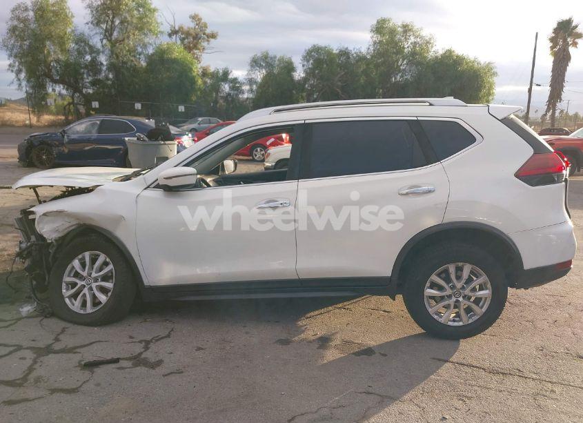 Photo 14 of 2019 Nissan Rogue SV (VIN JN8AT2MTXKW260941)