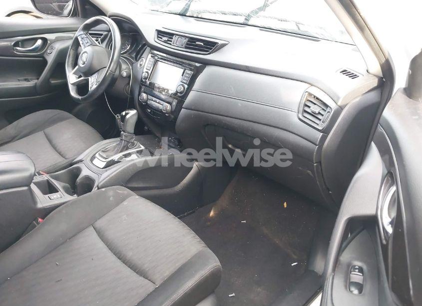 Photo 5 of 2019 Nissan Rogue SV (VIN JN8AT2MTXKW260941)