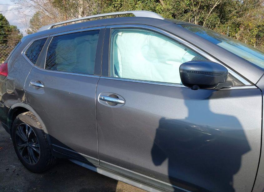 Photo 13 of 2019 Nissan Rogue SV (VIN JN8AT2MTXKW262219)